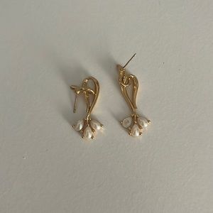 Golden earrings with one pearl missing (unnoticeable)